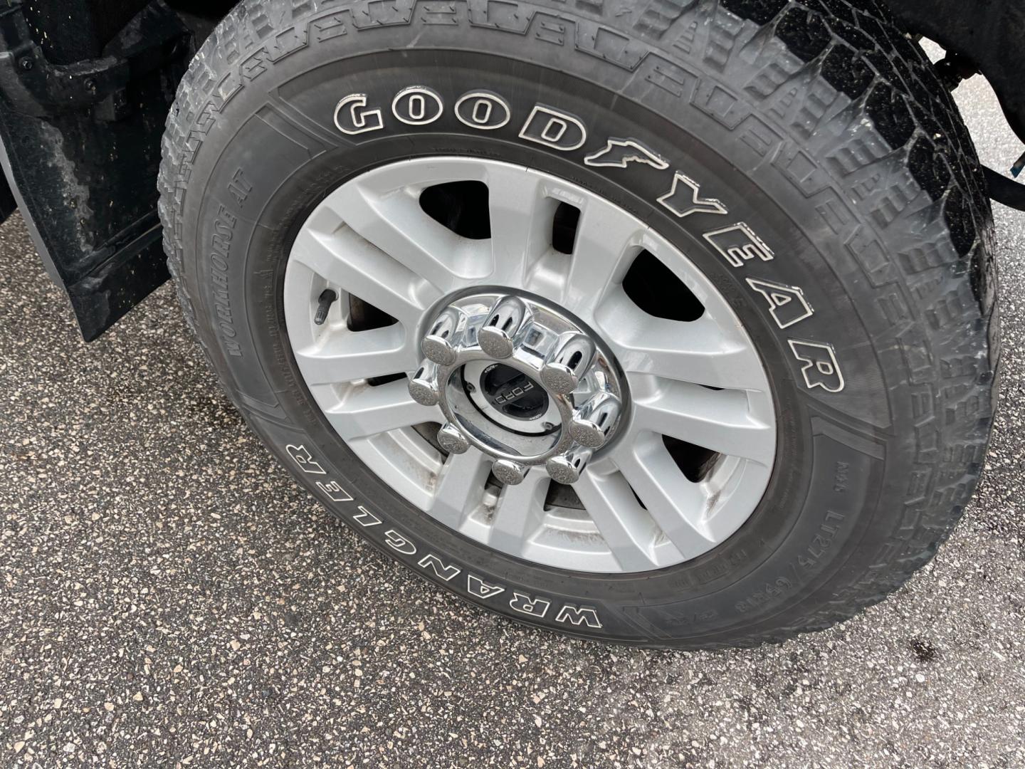 2017 Black /Gray Ford F-250 SD XLT Reg Cab 4WD (1FTBF2B69HE) with an 6.2L V8 OHV 16V FFV engine, 6-Speed Automatic transmission, located at 11115 Chardon Rd. , Chardon, OH, 44024, (440) 214-9705, 41.580246, -81.241943 - This 2017 Ford F-250 XLT Reg Cab is a capable heavy-duty truck equipped with a powerful 6.2L V8 engine, paired with a 6-speed automatic transmission and 3.73 gearing. It features daytime running lights, dusk-sensing headlights, a backup camera, backup sensors, and a snow plow package. This truck boa - Photo#4